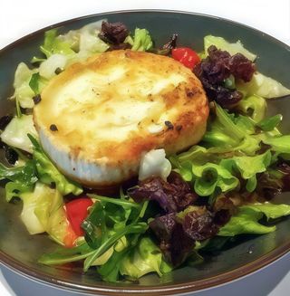 Букет свежи салати със запечено козе сирене