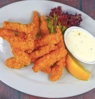 Пилешки хапки в панировка от корнфлейкс и чеснов сос