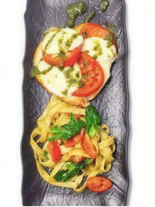 Пиле Капрезе върху прясна паста