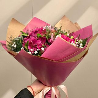 Букет с 3 цветни рози и 4 алстромерии