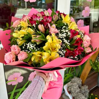 Букет с 10 алстромерии и 5 мини рози