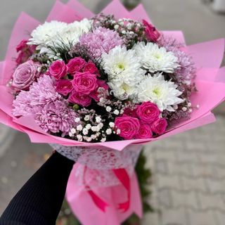 Букет с 4 хризантеми, 3 мини рози и 2 цветни рози