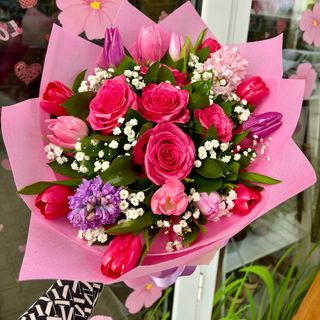 Букет с 5 рози, 14 лалета и 2 зюмбюла