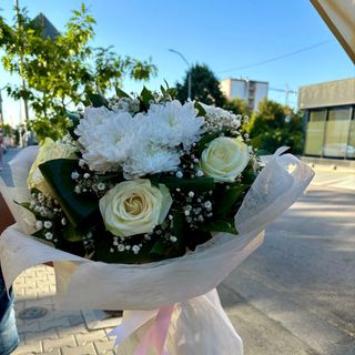 Голям букет с 9 бели рози и 4 бели хризантеми