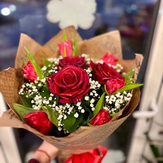 Букет с 3 рози и 6 лалета