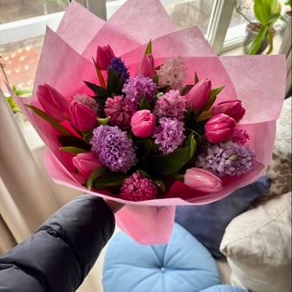 Букет с 11 зюмбюла и 10 лалета