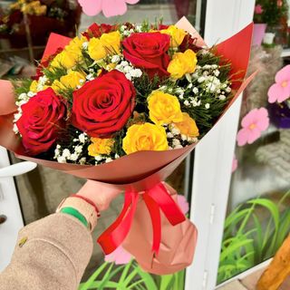 Букет с 6 рози и 5 мини рози