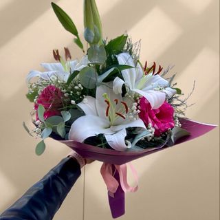 Букет с 1 лилиум и 4 цветни рози