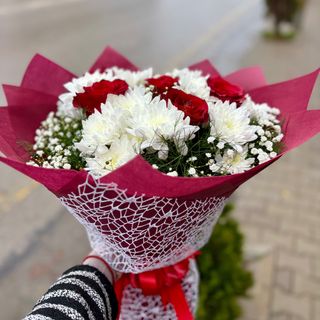 Букет с 5 рози и 4 хризантеми