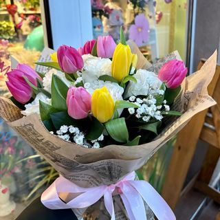 Букет със 7 бели рози и 10 лалета