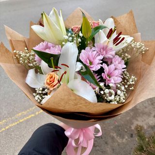 Крафт букет с 1 лилиум, 2 мини рози и 2 хризантеми