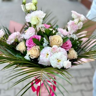 Нежен и цветен букет с 14 цветни рози рози и 5 еустоми