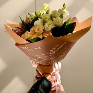 Букет с 6 еустоми, 5 мини рози и 4 алстромерии