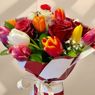 Букет с 21 лалета и 6 рози