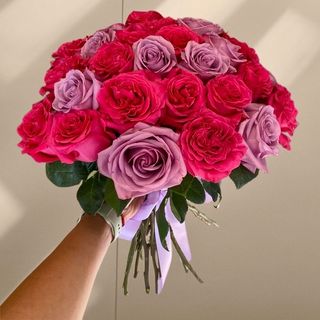 35 цветни рози с панделка