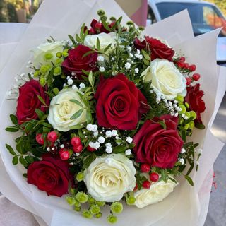 Букет със 7 бели рози и 8 червени рози
