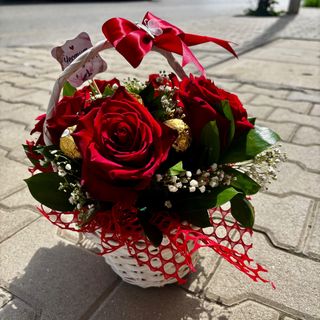 Кошница с бонбони и червени рози (5бр)