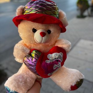 Плюшено мече с шапка и сърце (около 45 см височина)