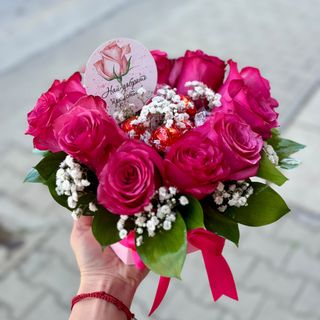 Кутия сърце с розови рози (11бр) и бонбони