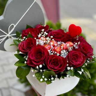 Кутия сърце с червени рози (11бр) и бонбони