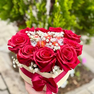 Кутия сърце с червени рози (9бр) и бонбони