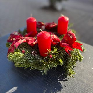 Ръчно изработен коледен свещник с естествени борови клонки