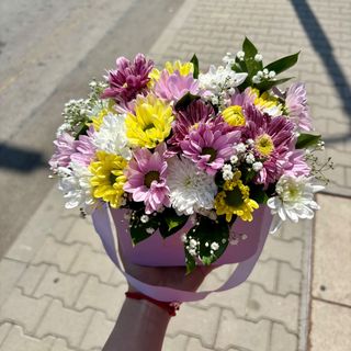 Кутия с хризантеми и аранжировка