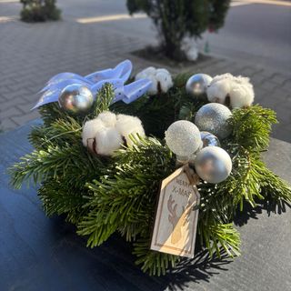 Ръчно изработена коледна декорация за маса с естествени борови клонки