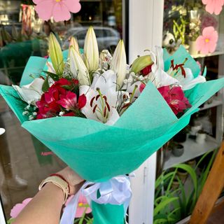 Букет с 3 лилиума и 6 алстромерии