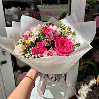 Букет с 3 рози, 4 алстромерии, 8 лалета, 2 мини рози и 6 фрезии