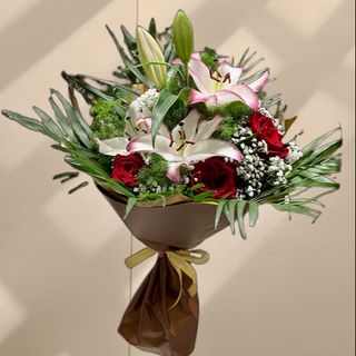 Букет с 1 лилиум и 4 червени рози