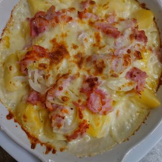 Картофи с бекон, лук, сметана и кашкавал (450г)