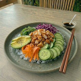 ПОКЕ БОУЛ С ХРУПКАВО ПИЛЕ (450гр)