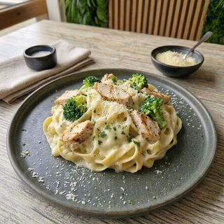 Пилешко филе и броколи