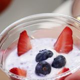 Чия пудинг от гръцки йогурт с ягоди и боровинки (170г)