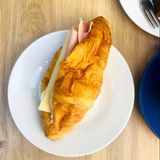 Кроасан с прошуто  кото, гауда и крема сирене (90г)