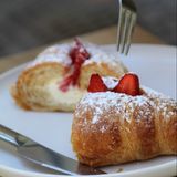 Кроасан с чийз крем и ягоди (130г)