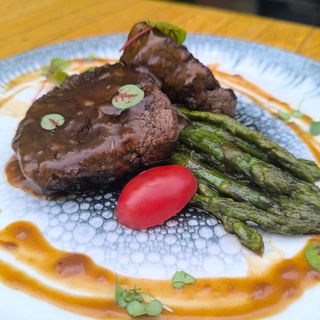 Телешки стек с гриловани аспержи (400г)