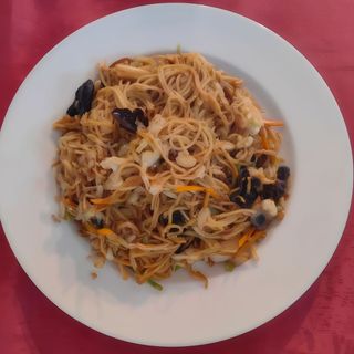 111. Пържени спагети със зеленчуци и яйца (700г)