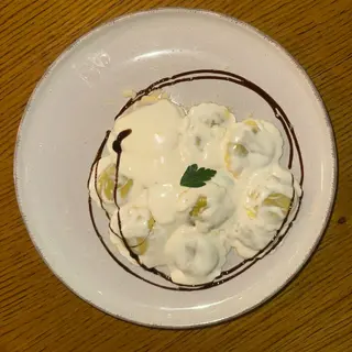 Ravioli con pesto e pinoli
