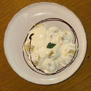 Tortelloni con pesto e pinoli