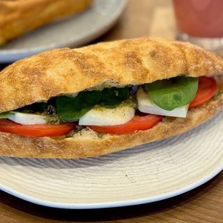 Сандвич Капрезе с моцарела (260 гр)