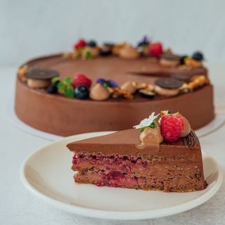 Парче торта Белгийска с малини (150 гр)