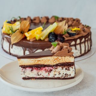 Цяла торта Страчиатела с малини - 12 парчета