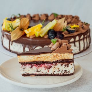 Парче торта Страчиатела с малини (150 гр)