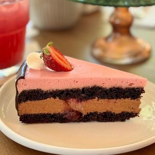 Парче торта Шоколад и череши (140 гр)