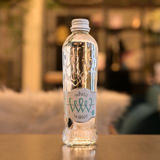 Бялата вода - стъкло с бял етикет (330мл)