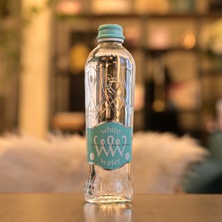 Бялата вода - стъкло със синьо - зелен етикет (330мл)