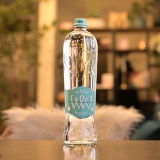 Бялата вода - стъкло със синьо - зелен етикет (750мл)