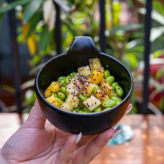 Екзотична салата (Манго, Ананас, Едамаме и Юкари) (120г)